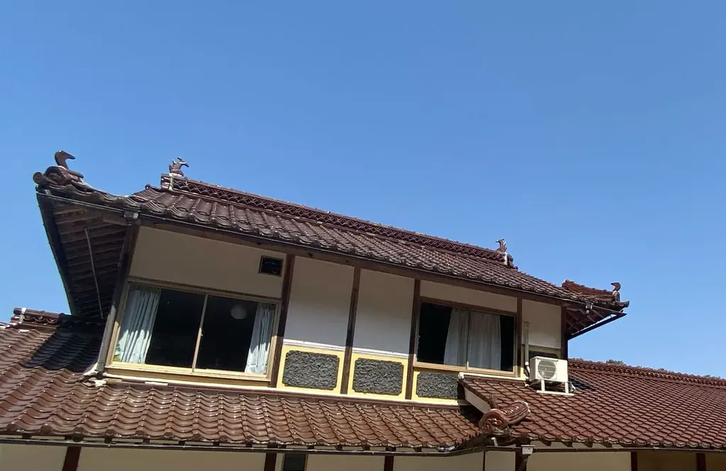いとくるの2階。古着を断熱材に詰めた天井の上は、瓦屋根