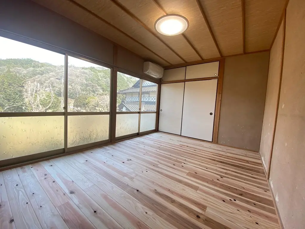 1階の客室1。窓の外に庭が見える和室