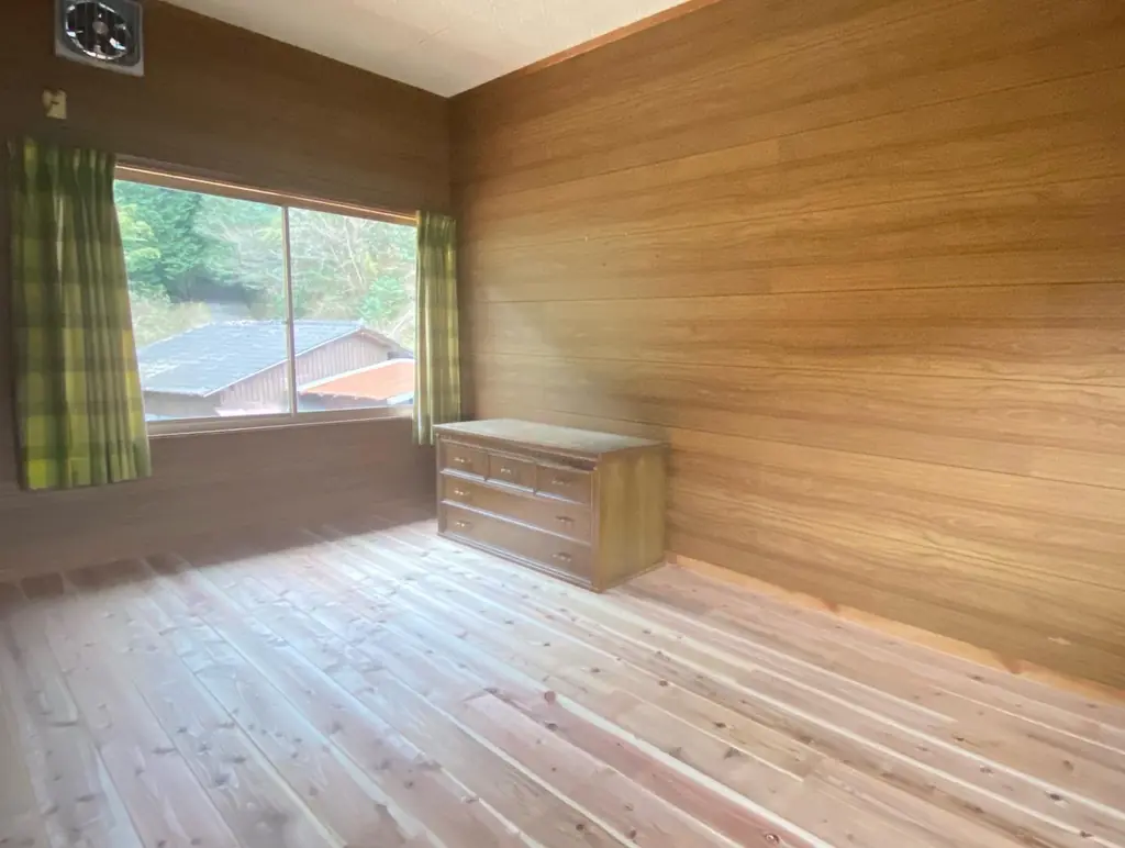 2階の客室2。板張りの明るい部屋