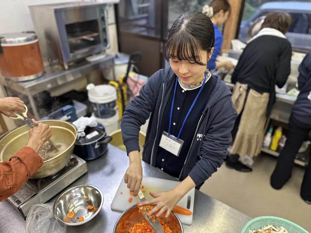 行事の日、台所で料理の支度をする女性