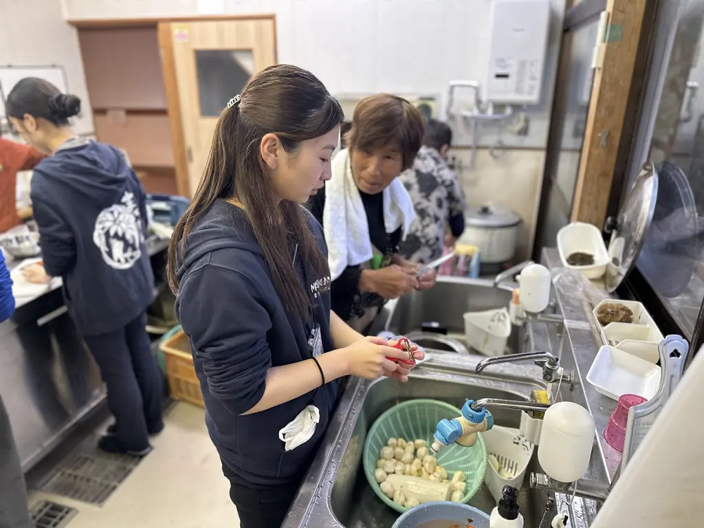 行事の日、台所で洗いものをする女性たち