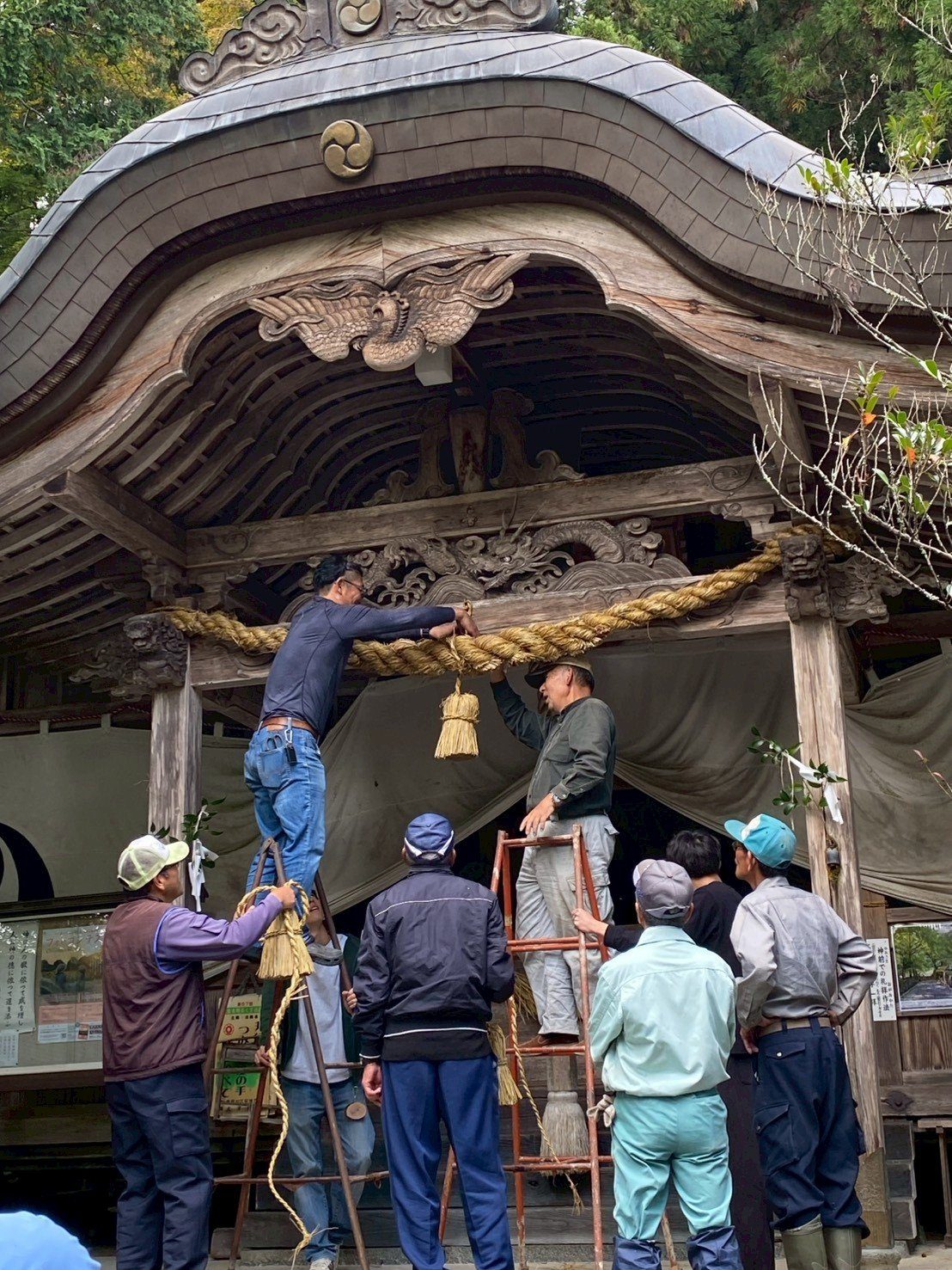 大津神社の拝殿の彫刻としめ縄