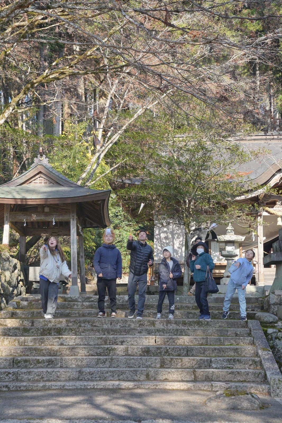 祭りの日の神社の石段