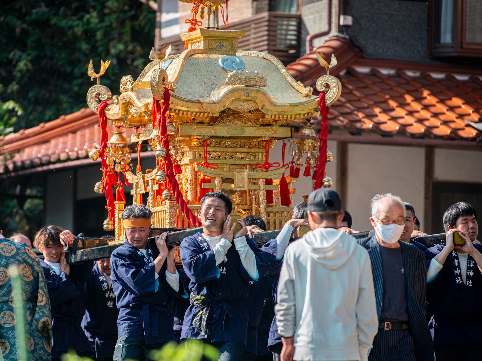 秋大祭で、法被姿の大人たちがかつぐお神輿